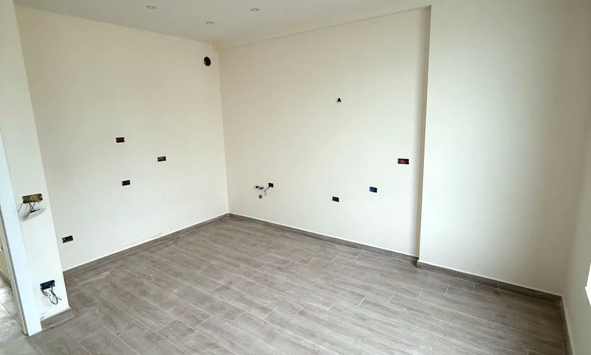 Shtepi ne shitje Apartament ne Tirane, 3+1, Mobilimi Bosh, pa mobiluar, Pagesa 258,000  Euro.