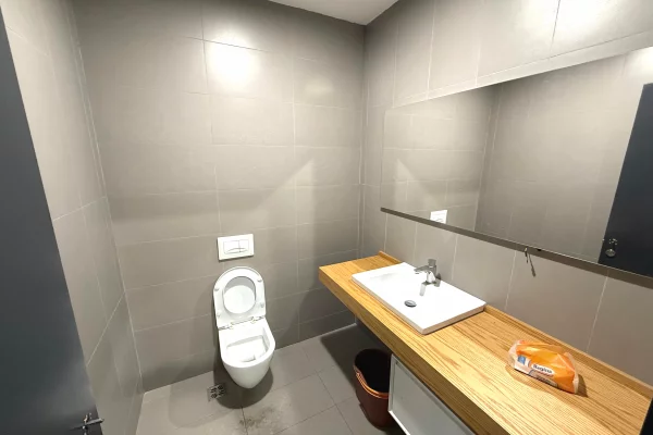 🏢 Jepet me Qira Ambient Zyre – Rruga Pjeter Budi (prapa Downtown One)