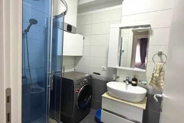 Shtepi me qera Apartament ne Tirane, 3+1, Mobilimi E mobiluar, Pagesa 1,400  Euro.