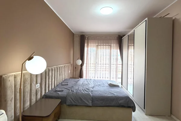 Shtepi me qera Apartament ne Tirane, 3+1, Mobilimi E mobiluar, Pagesa 1,400  Euro.