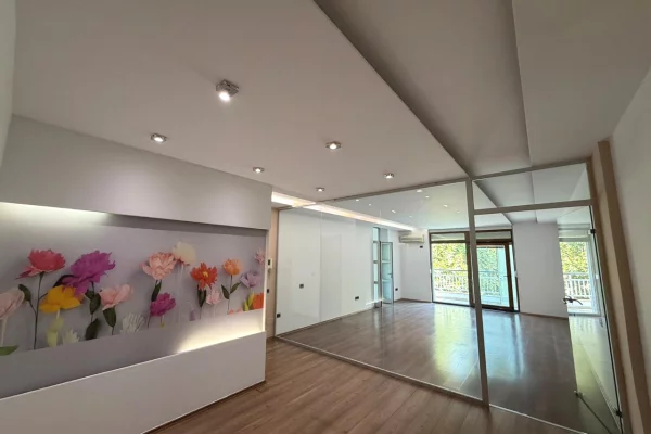 Ambient biznesi me qera 3+1 ne Tirane - 1,000 Euro