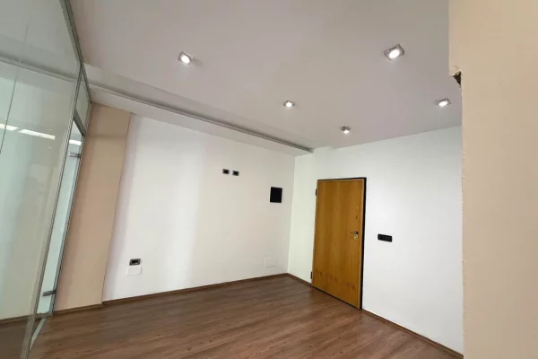 🏢 AMBIENT PER ZYRA ME QIRA | PRANE GJYKATES SE RRETHIT 