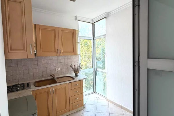 🏢 AMBIENT PER ZYRA ME QIRA | PRANE GJYKATES SE RRETHIT 