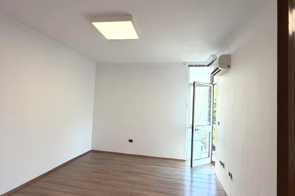 🏢 AMBIENT PER ZYRA ME QIRA | PRANE GJYKATES SE RRETHIT 