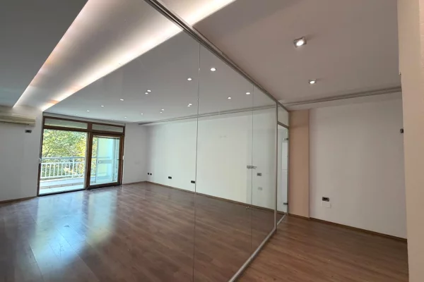 🏢 AMBIENT PER ZYRA ME QIRA | PRANE GJYKATES SE RRETHIT 