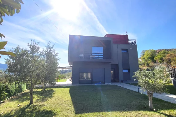Shtepi ne shitje Vila Luksoze ne Tirane, 5+1, Mobilimi E mobiluar, Pagesa 750,000  Euro.