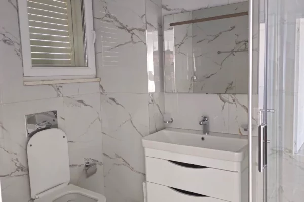 Shtepi me qera Vila Luksoze ne Tirane, 5+1, Mobilimi Bosh, pa mobiluar, Pagesa 2,200  Euro.