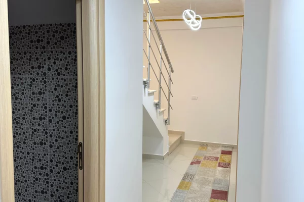 Shtepi me qera Apartament ne Tirane, 4+1, Mobilimi E mobiluar, Pagesa 1,300  Euro.