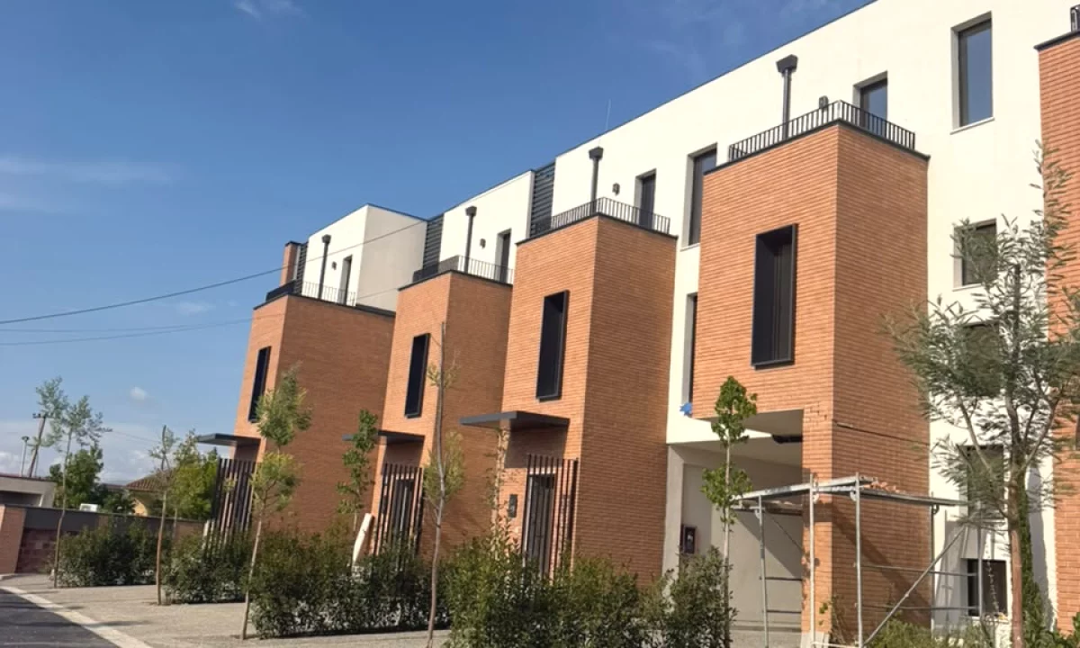 Shtepi ne shitje Duplex(shtepi me 2 kate) ne Tirane, 3+1, Mobilimi Bosh, pa mobiluar, Pagesa 500,000  Euro.