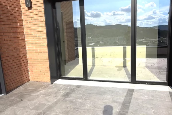 Shtepi ne shitje Duplex(shtepi me 2 kate) ne Tirane, 3+1, Mobilimi Bosh, pa mobiluar, Pagesa 500,000  Euro.