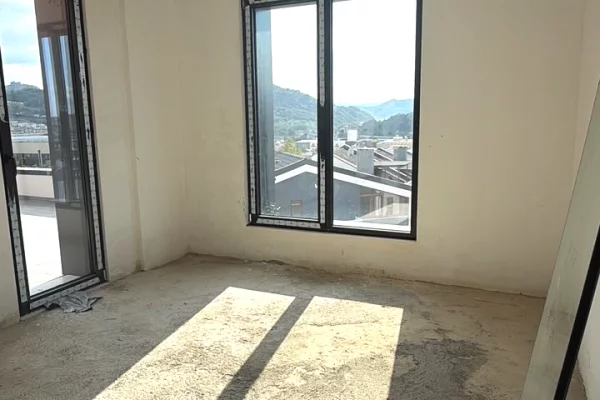 Shtepi ne shitje Duplex(shtepi me 2 kate) ne Tirane, 3+1, Mobilimi Bosh, pa mobiluar, Pagesa 500,000  Euro.