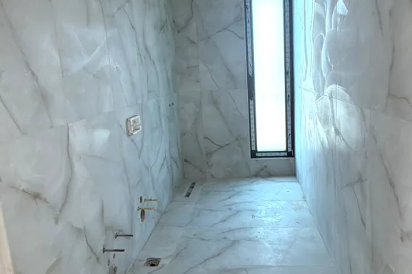 Shtepi ne shitje Duplex(shtepi me 2 kate) ne Tirane, 3+1, Mobilimi Bosh, pa mobiluar, Pagesa 500,000  Euro.