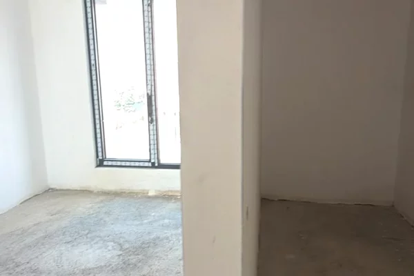 Shtepi ne shitje Duplex(shtepi me 2 kate) ne Tirane, 3+1, Mobilimi Bosh, pa mobiluar, Pagesa 500,000  Euro.