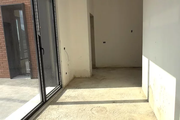 Shtepi ne shitje Duplex(shtepi me 2 kate) ne Tirane, 3+1, Mobilimi Bosh, pa mobiluar, Pagesa 500,000  Euro.