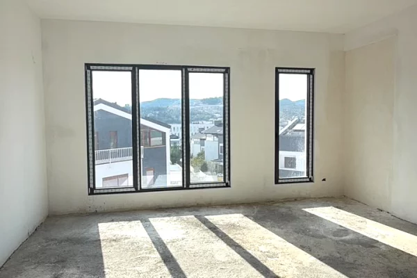 Shtepi ne shitje Duplex(shtepi me 2 kate) ne Tirane, 3+1, Mobilimi Bosh, pa mobiluar, Pagesa 500,000  Euro.