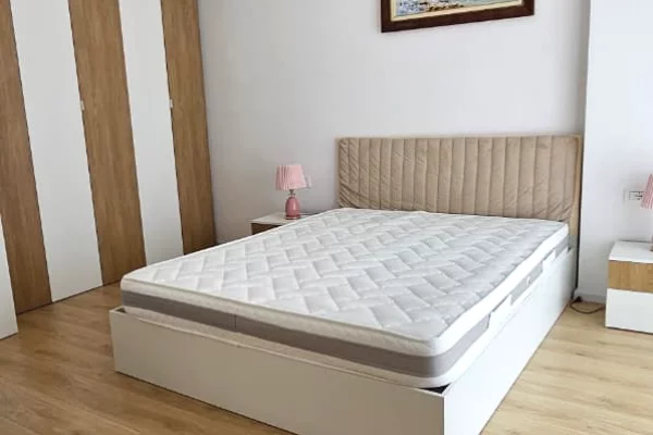 Shtepi me qera Apartament ne Tirane, 3+1, Mobilimi E mobiluar, Pagesa 1,500  Euro.