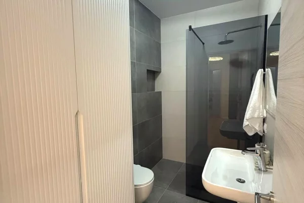 Shtepi ne shitje Apartament ne Tirane, 2+1, Mobilimi E mobiluar, Pagesa 320,000  Euro.