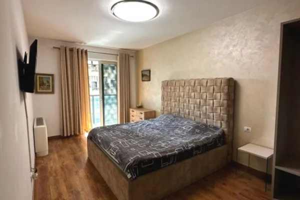 Shtepi me qera Apartament ne Tirane, 2+1, Mobilimi E mobiluar, Pagesa 1,700  Euro.