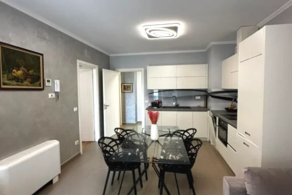 Shtepi me qera Apartament ne Tirane, 2+1, Mobilimi E mobiluar, Pagesa 1,700  Euro.