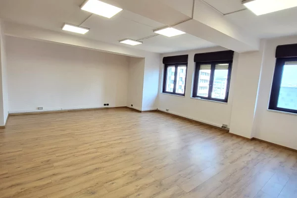 Ambient biznesi me qera 3+1 ne Tirane - 1,800 Euro