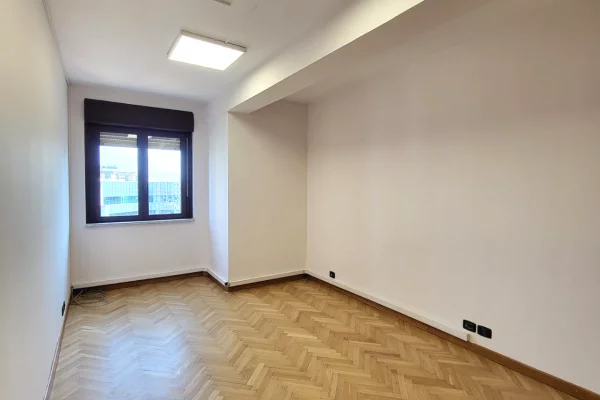🏢 JEPET ZYRE ME QIRA – QENDER, TIRANE