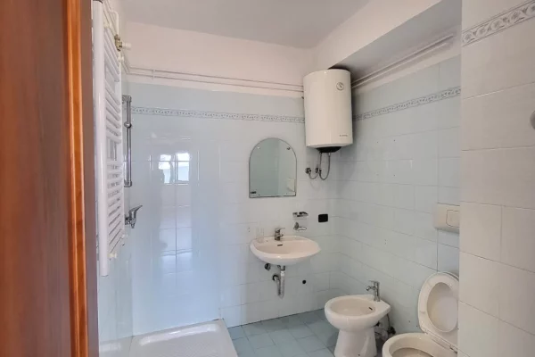 🏢 JEPET ZYRE ME QIRA – QENDER, TIRANE