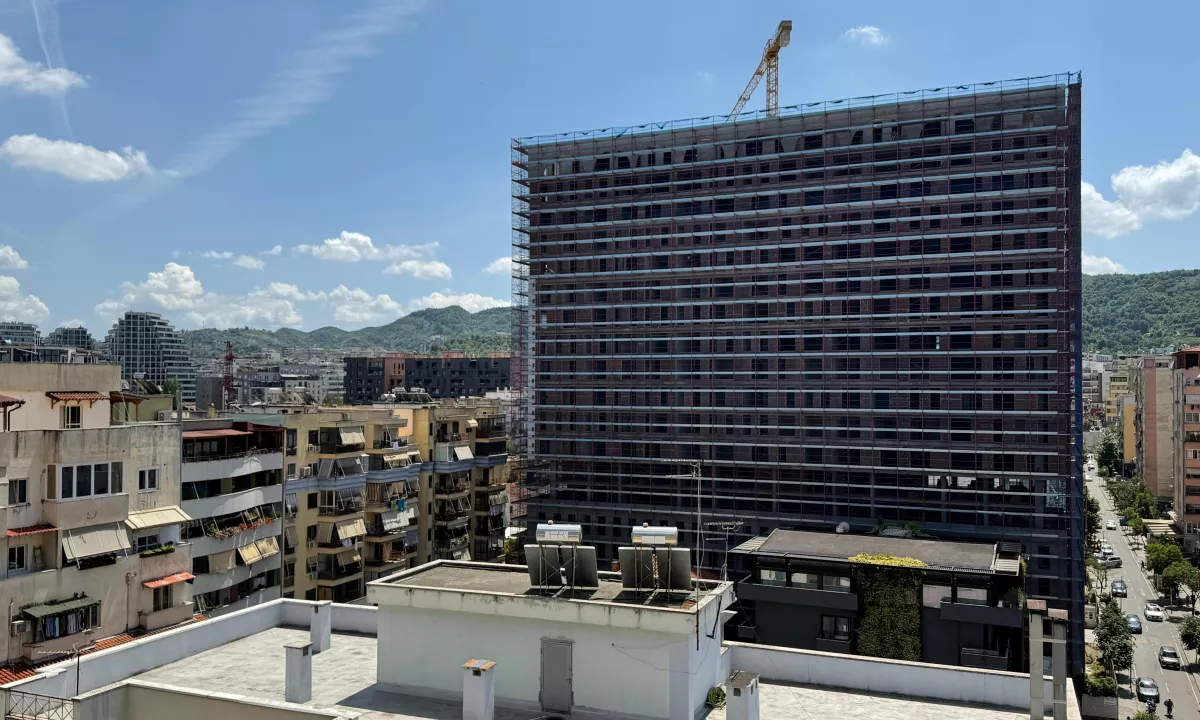 Shtepi ne shitje Apartament ne Tirane, 2+1, Mobilimi Bosh, pa mobiluar, Pagesa 310,000  Euro.