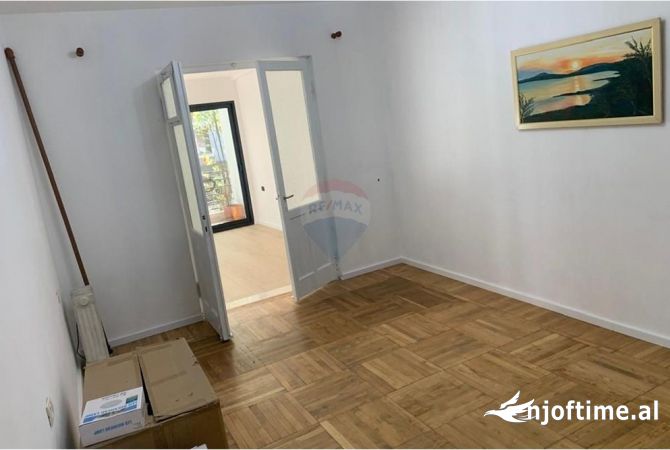 Ambiente Commerciale in Affitto 3+1 a Tirana - 1,200 Euro