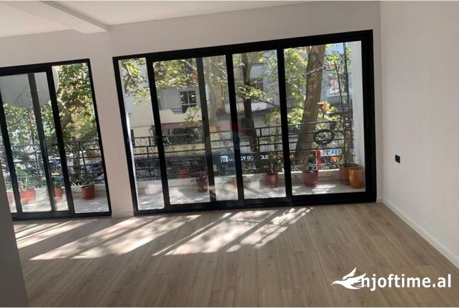 Ambiente Commerciale in Affitto 3+1 a Tirana - 1,200 Euro