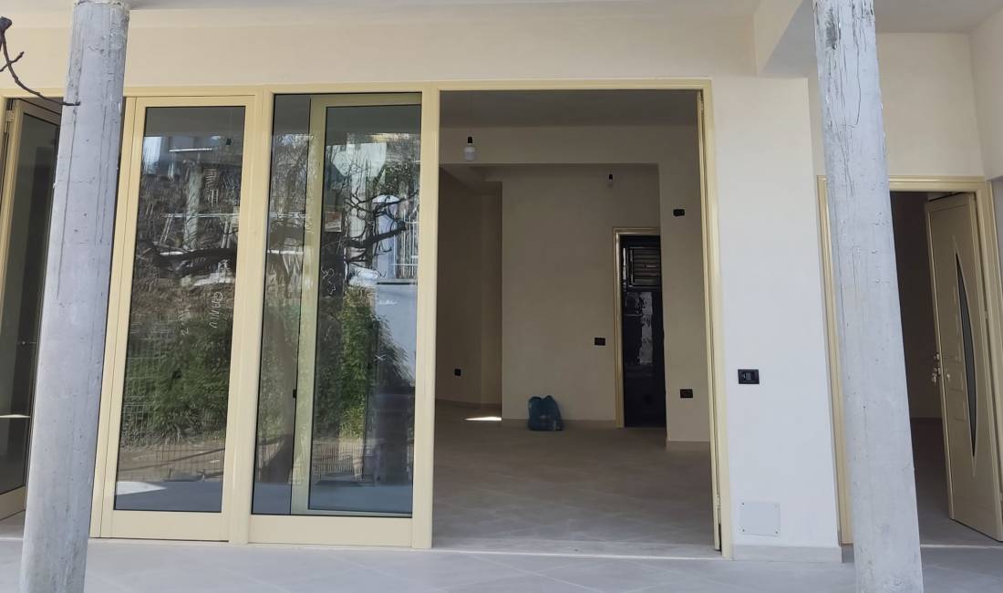 Tirane, jepet me qera ambjent biznesi/magazinimi, 150m2, i sapo perfunduar, Kati 0, prane Sanatorium