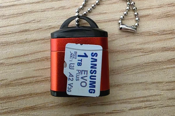 USB 3.2 EAGET 128GB NEW & USB 3.2 SANDISK 64GB 