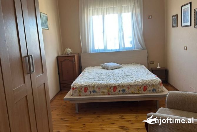 Shtepi ne shitje Apartament ne Tirane, 3+1, Mobilimi E mobiluar, Pagesa 142,000  Euro.