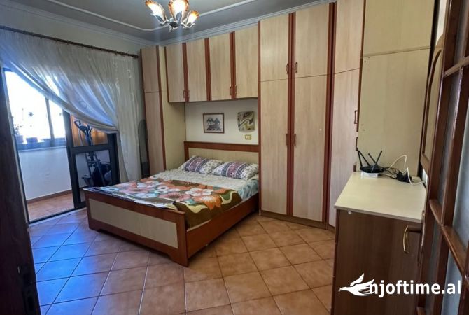 Shtepi ne shitje Apartament ne Tirane, 3+1, Mobilimi E mobiluar, Pagesa 142,000  Euro.