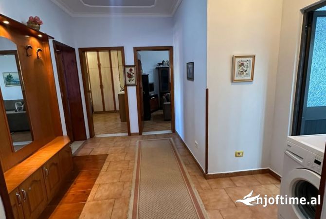 Shtepi ne shitje Apartament ne Tirane, 3+1, Mobilimi E mobiluar, Pagesa 142,000  Euro.