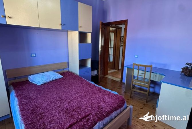 Shtepi ne shitje Apartament ne Tirane, 3+1, Mobilimi E mobiluar, Pagesa 142,000  Euro.