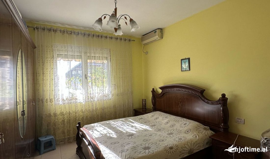 Shtepi ne shitje Apartament ne Tirane, 3+1, Mobilimi E mobiluar, Pagesa 185,000  Euro.