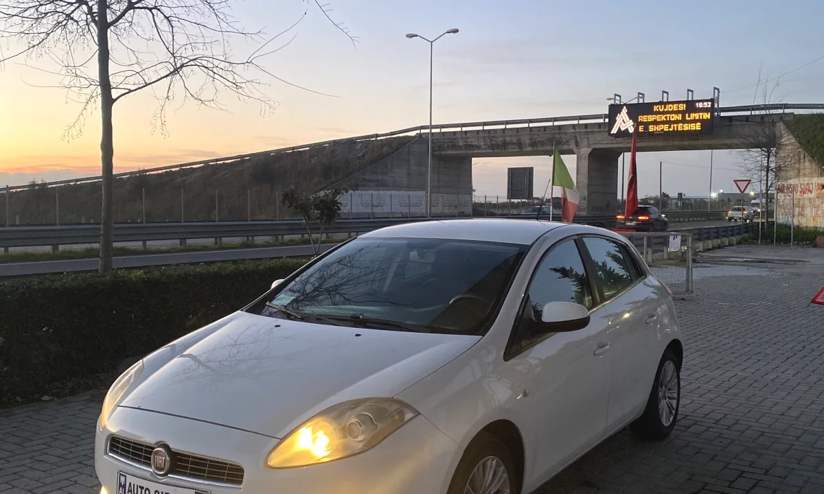 Makina ne shitje ne Kavaje, Fiat, 2009 gasoline-gas,Kambio Manual Pagesa 3,300  Euro.