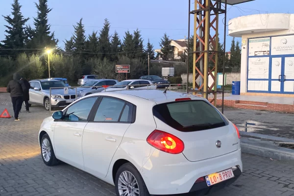Makina ne shitje ne Kavaje, Fiat, 2009 gasoline-gas,Kambio Manual Pagesa 3,300  Euro.
