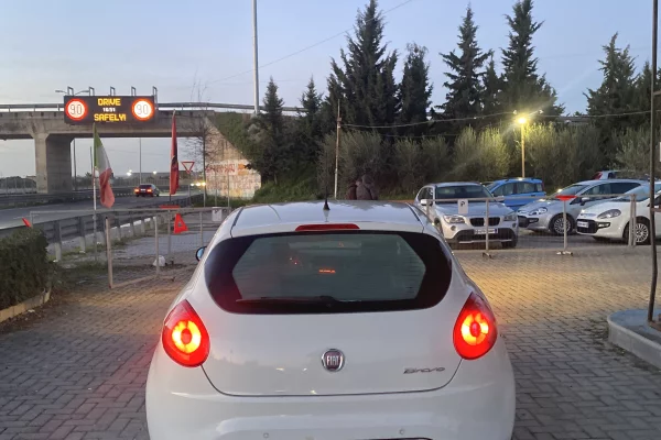 Makina ne shitje ne Kavaje, Fiat, 2009 gasoline-gas,Kambio Manual Pagesa 3,300  Euro.