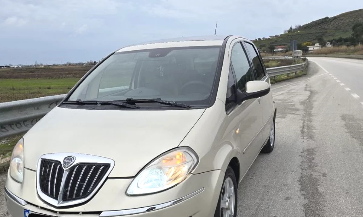 Makina ne shitje ne Kavaje, Lancia, 2010 gasoline-gas,Kambio Steptronic-Tiptronic Pagesa 3,000  Euro.