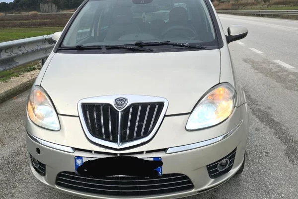 Makina ne shitje ne Kavaje, Lancia, 2010 gasoline-gas,Kambio Steptronic-Tiptronic Pagesa 3,000  Euro.