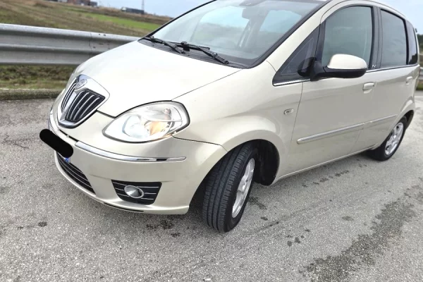 Makina ne shitje ne Kavaje, Lancia, 2010 gasoline-gas,Kambio Steptronic-Tiptronic Pagesa 3,000  Euro.