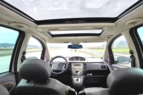 Makina ne shitje ne Kavaje, Lancia, 2010 gasoline-gas,Kambio Steptronic-Tiptronic Pagesa 3,000  Euro.