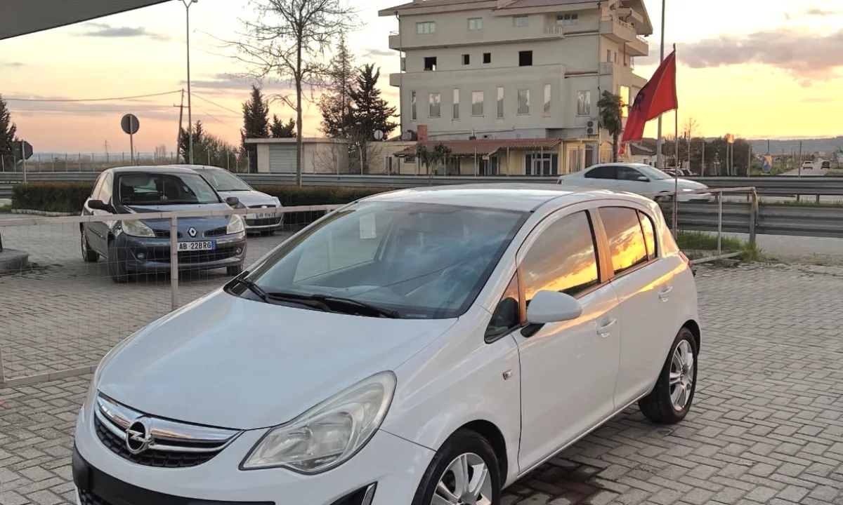 Auto in Vendita a Kavaja, Opel, 2011 gasoline-gas,Kambio Manual Pagamento 3,200  Euro.