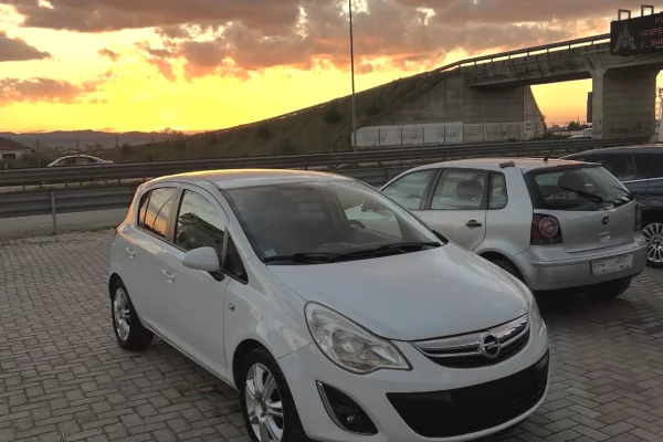 Auto in Vendita a Kavaja, Opel, 2011 gasoline-gas,Kambio Manual Pagamento 3,200  Euro.