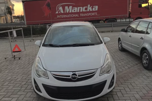 Auto in Vendita a Kavaja, Opel, 2011 gasoline-gas,Kambio Manual Pagamento 3,200  Euro.