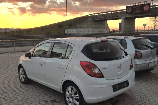 Auto in Vendita a Kavaja, Opel, 2011 gasoline-gas,Kambio Manual Pagamento 3,200  Euro.