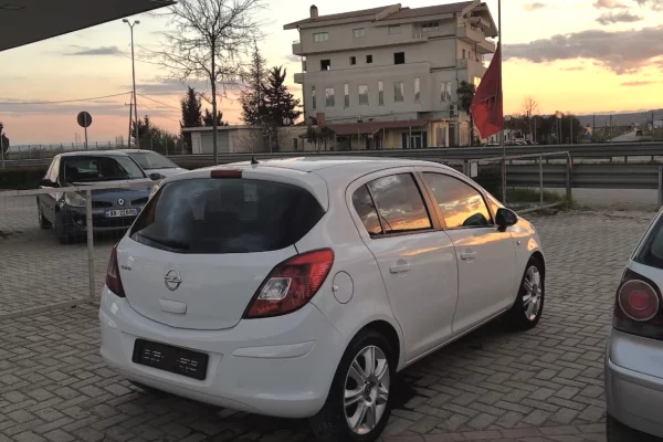 Auto in Vendita a Kavaja, Opel, 2011 gasoline-gas,Kambio Manual Pagamento 3,200  Euro.