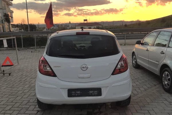 Auto in Vendita a Kavaja, Opel, 2011 gasoline-gas,Kambio Manual Pagamento 3,200  Euro.