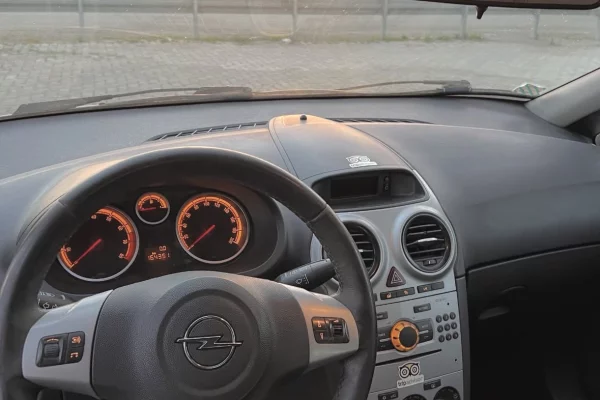 Auto in Vendita a Kavaja, Opel, 2011 gasoline-gas,Kambio Manual Pagamento 3,200  Euro.